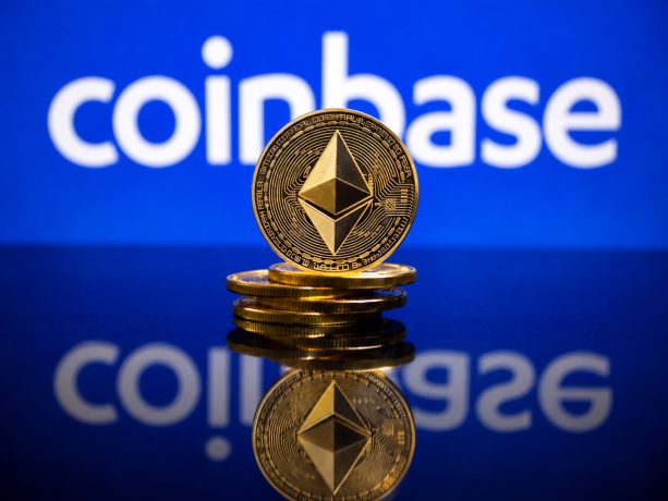 Eine Ethereum-Münze vor einem Coinbase-Logo
