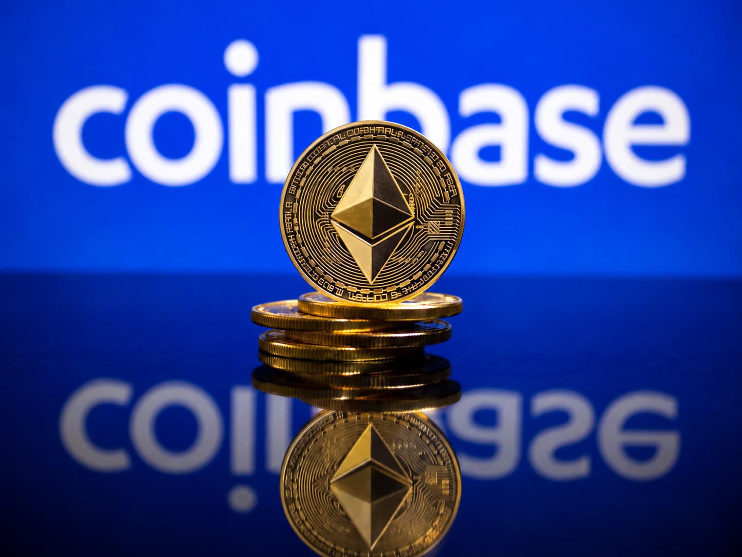 Eine Ethereum-Münze vor einem Coinbase-Logo
