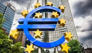 Euro-Skulptur vor dem Hauptsitz der Europäischen Zentralbank (EZB) in Frankfurt am Main