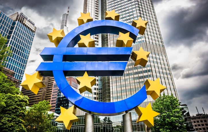 Euro-Skulptur vor dem Hauptsitz der Europäischen Zentralbank (EZB) in Frankfurt am Main