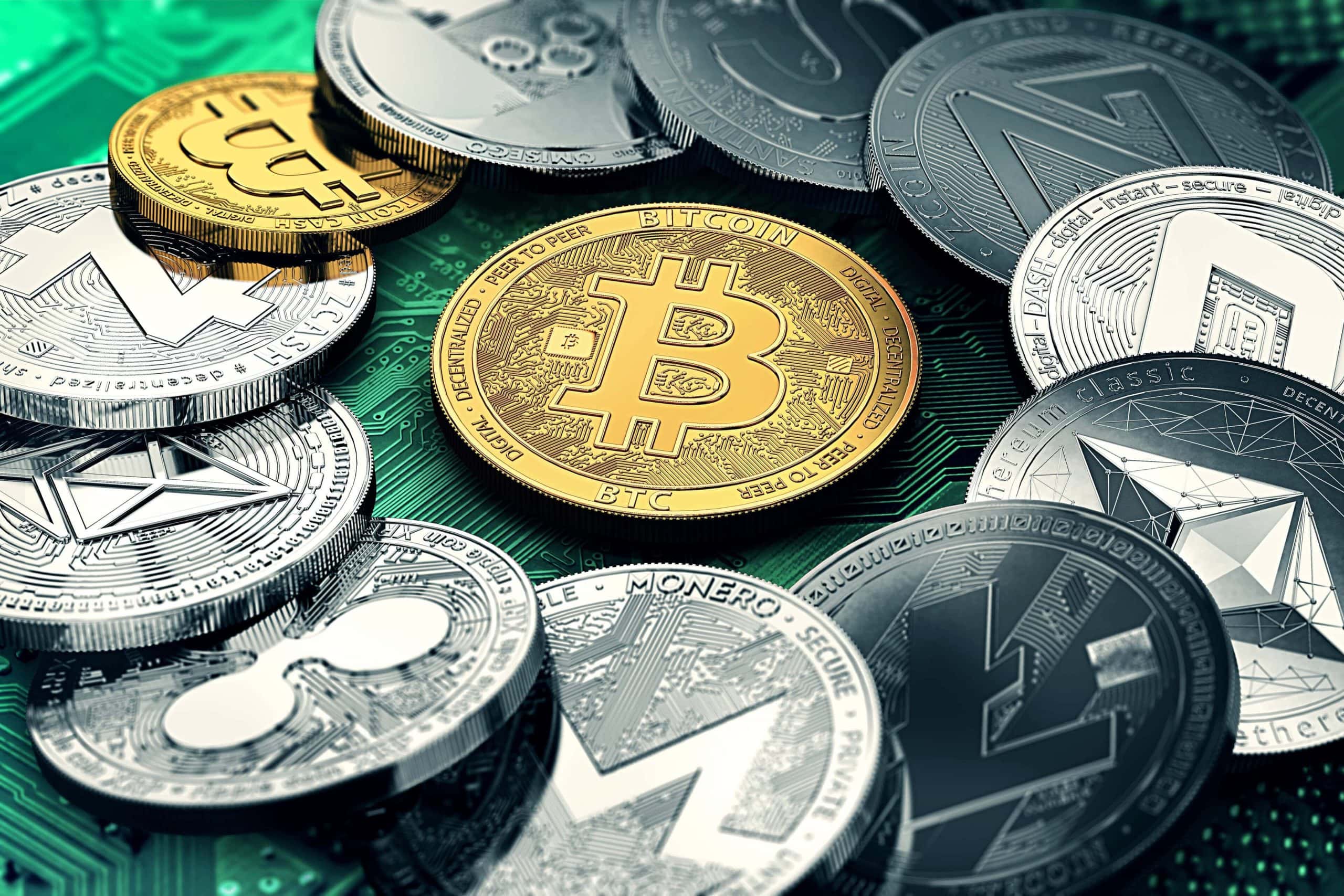 Verschiedene Kryptowährungen, darunter Bitcoin, Ethereum, Ripple und weitere Altcoins liegen auf einem grünen Leiterplattenhintergrund.