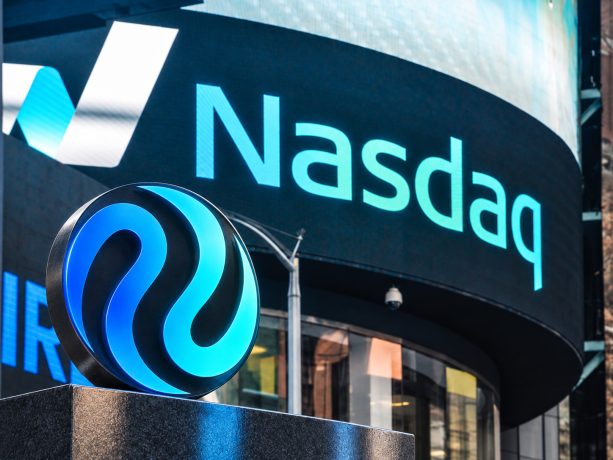 Eine Injective-Münze vor dem Nasdaq-Logo