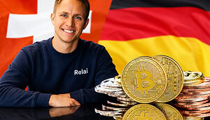 Relai-CEO Julian Liniger vor der Schweizer und deutschen Flagge mit Bitcoin-Münzen im Vordergrund.