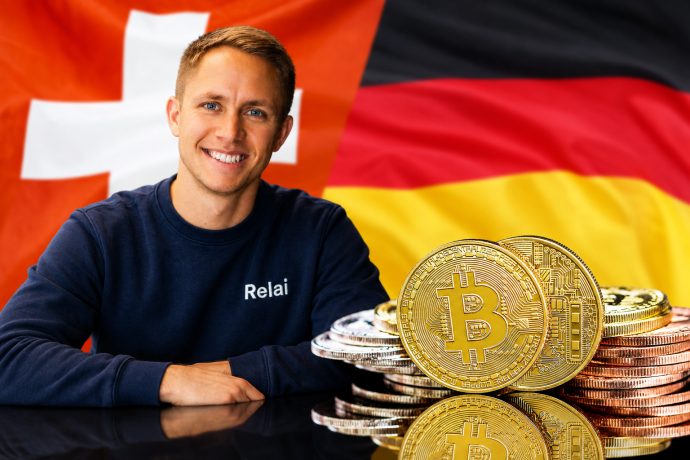 Relai-CEO Julian Liniger vor der Schweizer und deutschen Flagge mit Bitcoin-Münzen im Vordergrund.