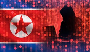 Die nordkoreanische Flagge mit roten Binärcode-Überlagerungen und einer Silhouette, die einen Laptop benutzt, was auf Bitcoin-bezogene Cyber-Aktivitäten oder Hacking hindeutet.
