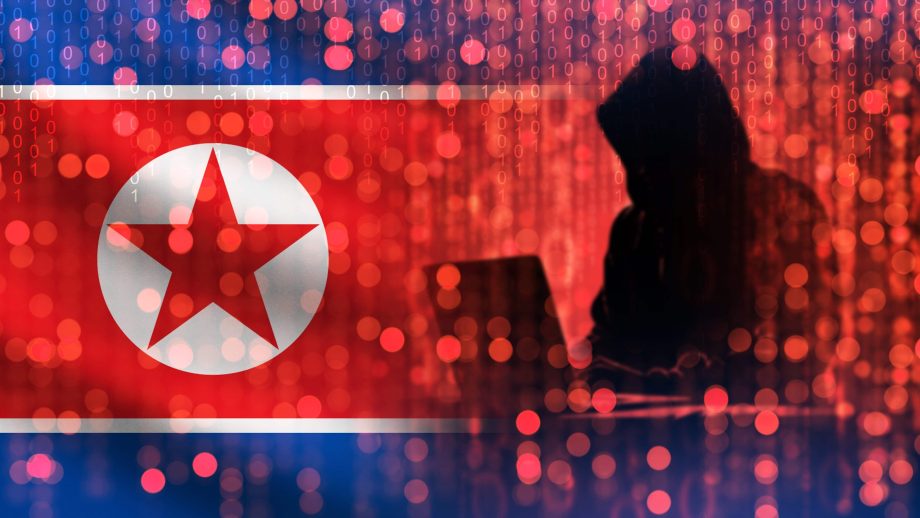 Die nordkoreanische Flagge mit roten Binärcode-Überlagerungen und einer Silhouette, die einen Laptop benutzt, was auf Bitcoin-bezogene Cyber-Aktivitäten oder Hacking hindeutet.