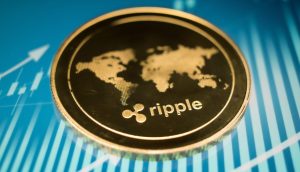 Eine XRP-Münze vor blauem Hintergrund