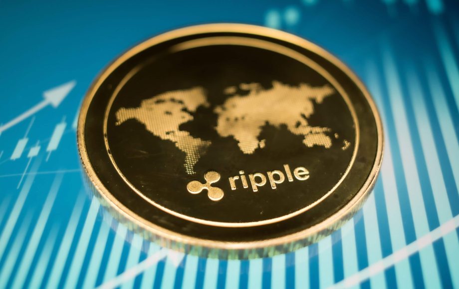 Eine XRP-Münze vor blauem Hintergrund