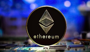 Ethereum-Münze vor einer unscharfen Platine mit blauem Licht