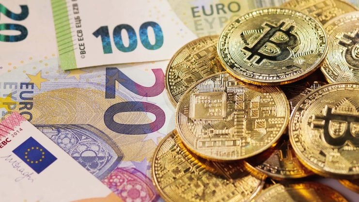Bitcoin-Münzen und Euroscheine
