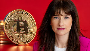 Nicole Nowak und eine Bitcoin-Münze