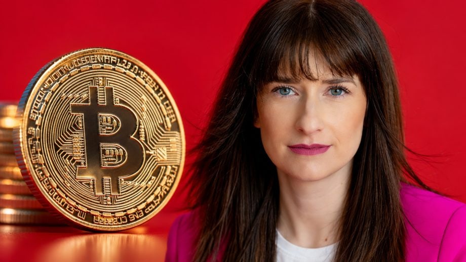 Nicole Nowak und eine Bitcoin-Münze
