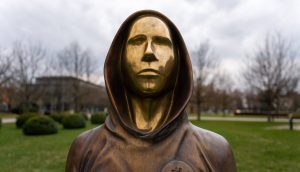 Das Bild zeigt eine Satoshi-Nakamoto-Statue