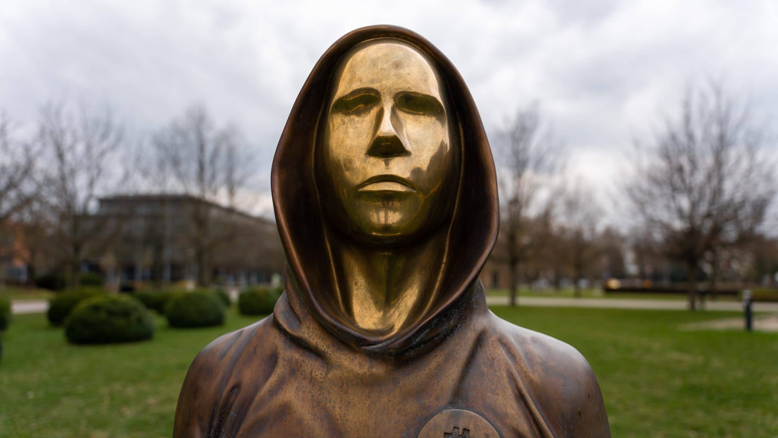Das Bild zeigt eine Satoshi-Nakamoto-Statue