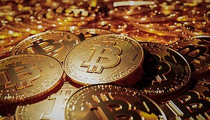 Das Bild zeigt Bitcoin-Münzen