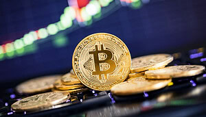 Eine Bitcoin-Münze vor schwarzem Hintergrund