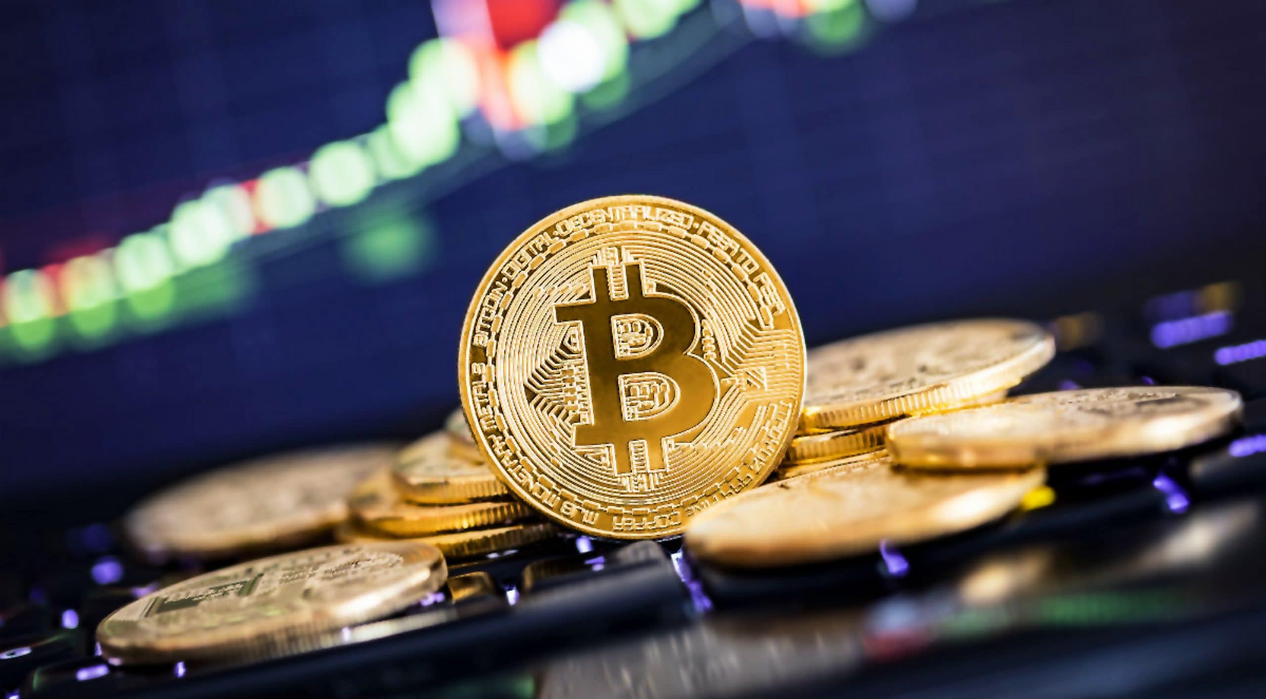 Eine Bitcoin-Münze vor schwarzem Hintergrund