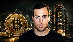 Bitcoin-Experte Leon Wankum steht vor einer BTC-Münze und einer Immobilie
