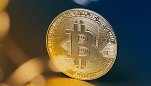 Eine Bitcoin-Münze vor schwarzem Hintergrund