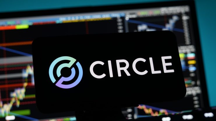 Das Bild zeigt das Circle-Logo auf einem Smartphone