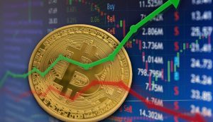 Man sieht eine Bitcoin-Münze und einen grünen Pfeil nach oben sowie einen roten Pfeil nach unten. Im Hintergrund sieht man Kursdaten.