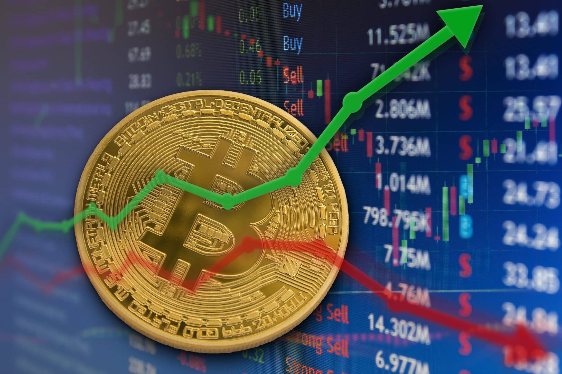 Man sieht eine Bitcoin-Münze und einen grünen Pfeil nach oben sowie einen roten Pfeil nach unten. Im Hintergrund sieht man Kursdaten.