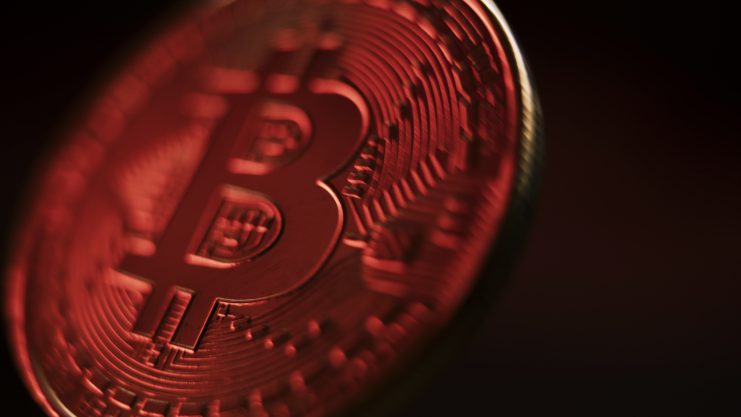 Bitcoin-Münze schimmert rötlich