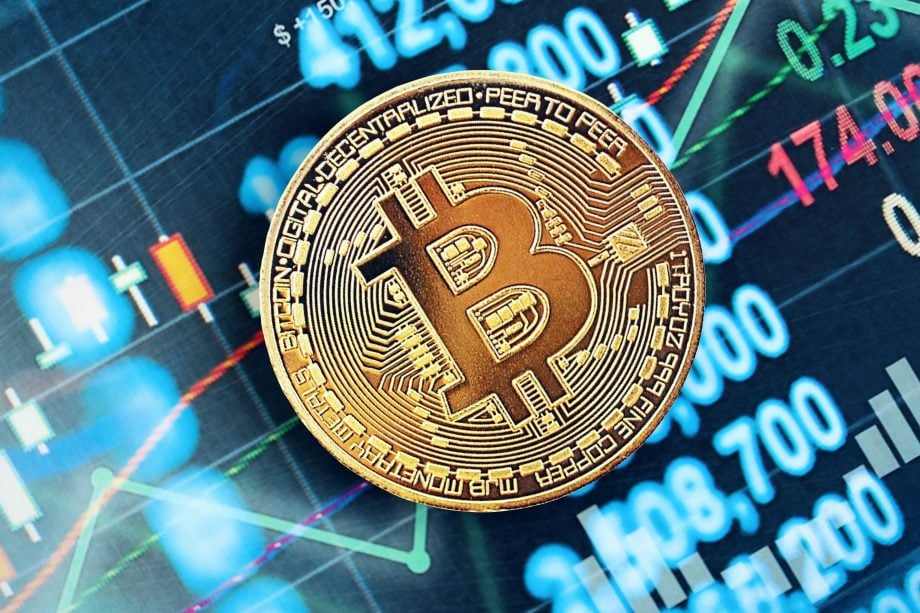 Eine Bitcoin-Münze auf einem Chart
