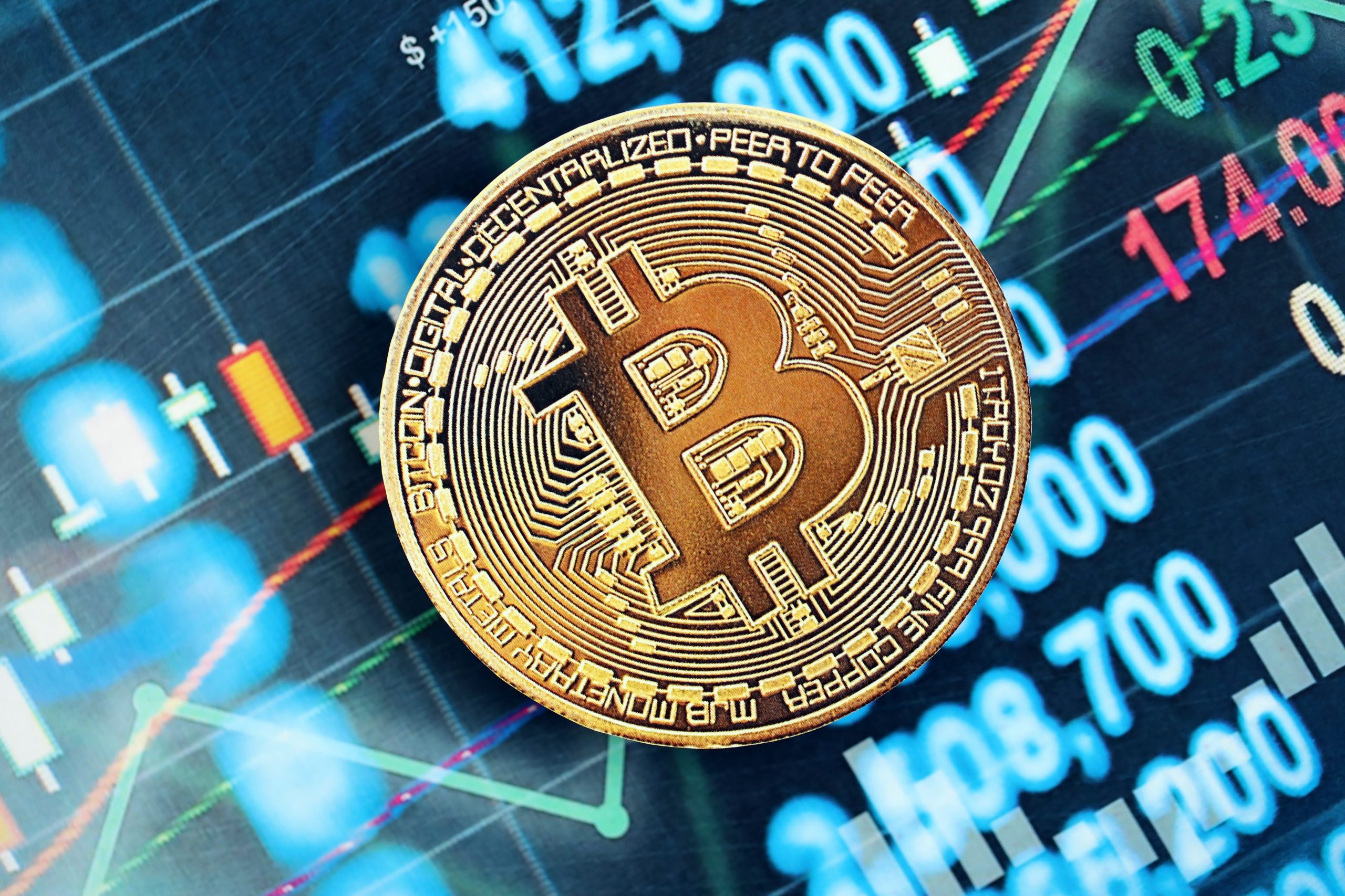 Eine Bitcoin-Münze auf einem Chart