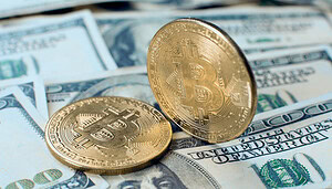 Bitcoin-Münzen auf Dollarnote