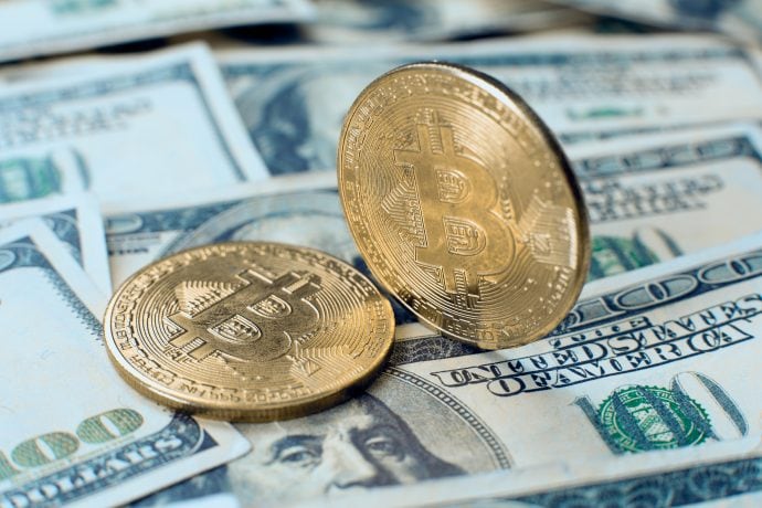 Bitcoin-Münzen auf Dollarnote