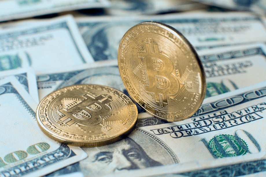 Bitcoin-Münzen auf Dollarnote