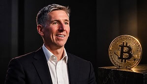 Das Bild zeigt Matt Hougan und eine Bitcoin-Münze