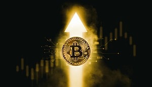 Bitcoin-Bärenmarkt: Goldene Bitcoin-Münze vor einem leuchtenden Pfeil nach oben und Kerzen eines Kurscharts auf schwarzem Hintergrund