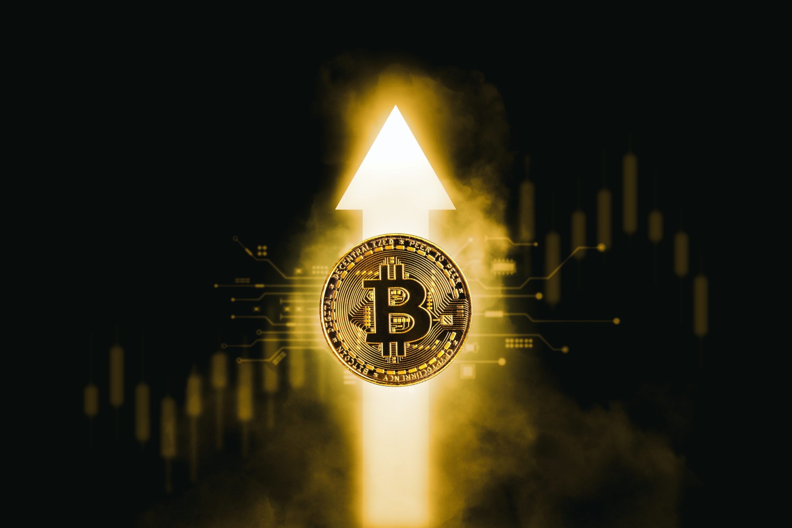 Bitcoin-Bärenmarkt: Goldene Bitcoin-Münze vor einem leuchtenden Pfeil nach oben und Kerzen eines Kurscharts auf schwarzem Hintergrund