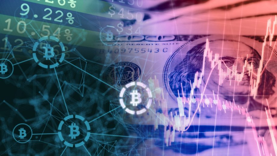 Bitcoin-Symbole in einem digitalen Netzwerk vor einer 100-Dollar-Note mit Siegel der US-Notenbank, Kurschart und Prozentzahlen