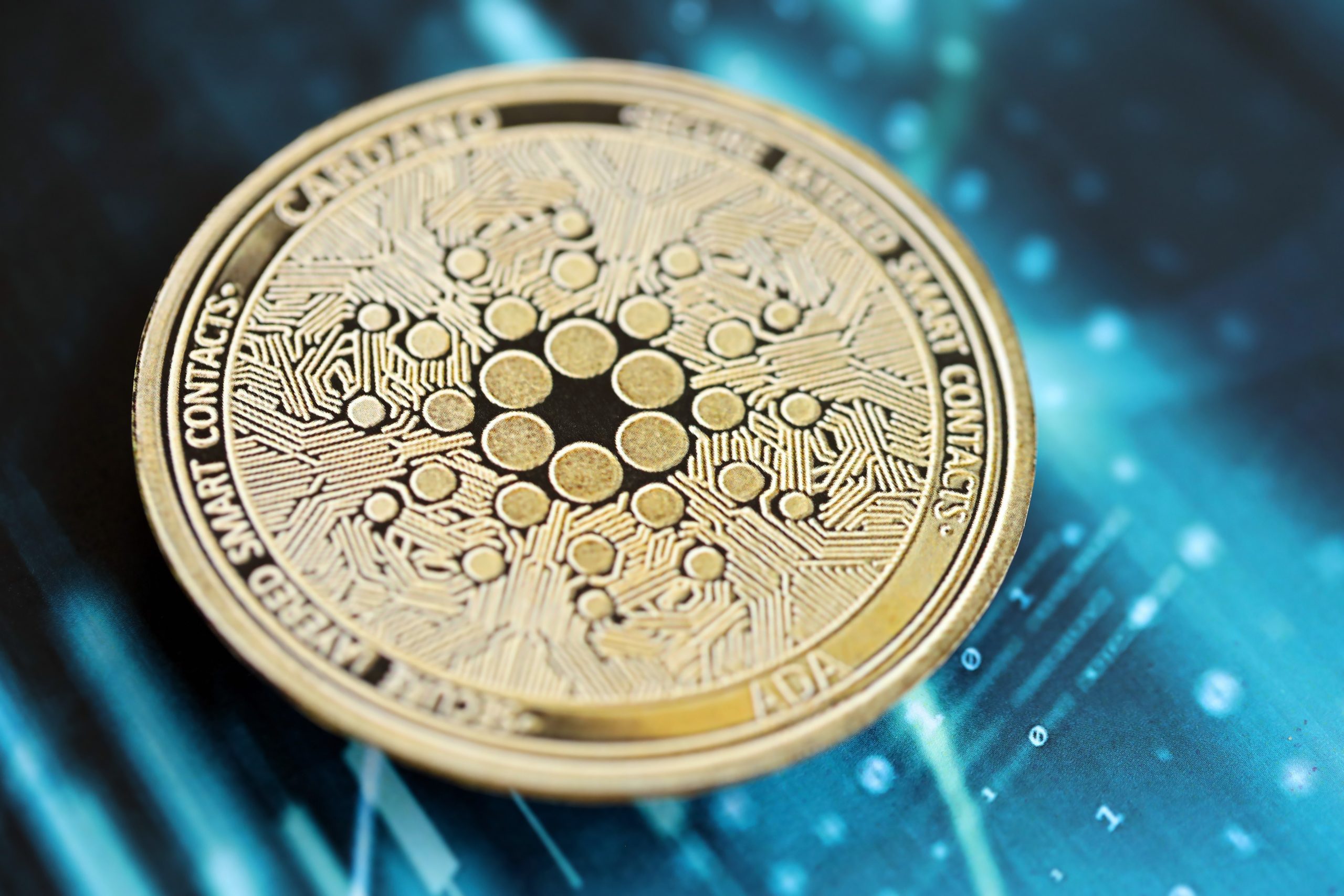 Eine Cardano-Münze vor einem Chart