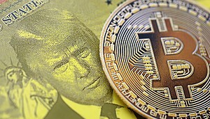 Eine Bitcoin-Münze auf einem fiktiven Geldschein, der DOnald Trump zeigt