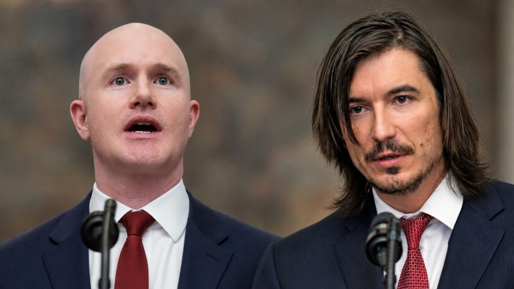 Coinbase-Chef Armstrong neben Vlad Tenev von Robinhood.