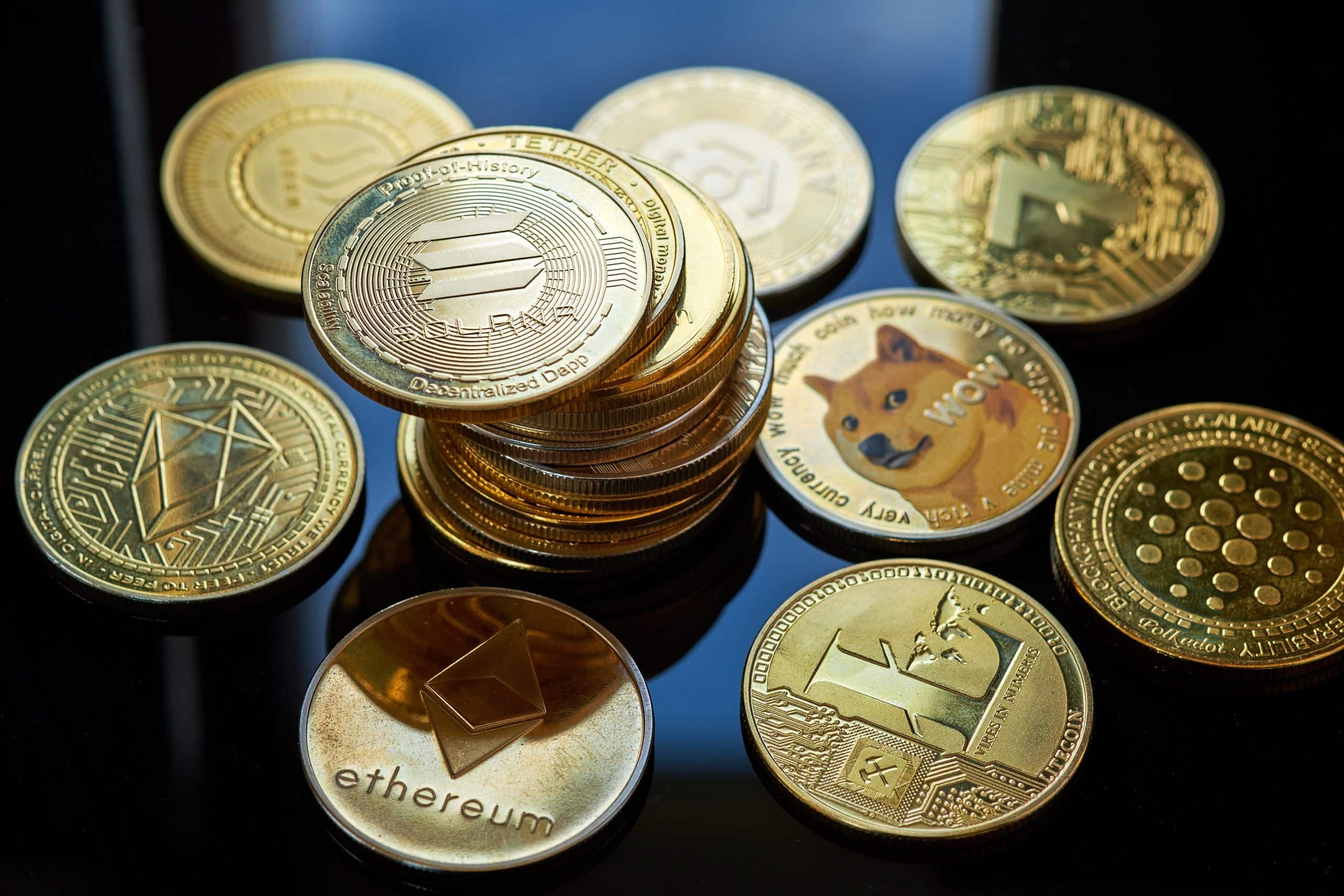 Das Bild zeigt verschiedene Altcoins