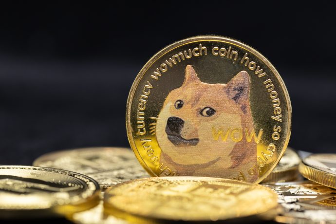Eine Dogecoin-Münze vor schwarzem Hintergrund