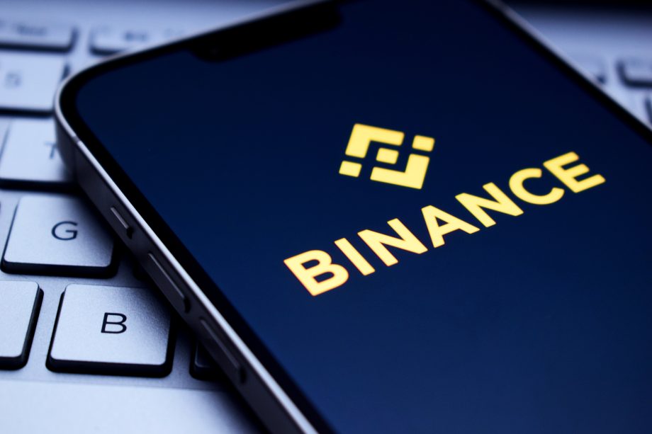 Binance-Logo auf Smartphone