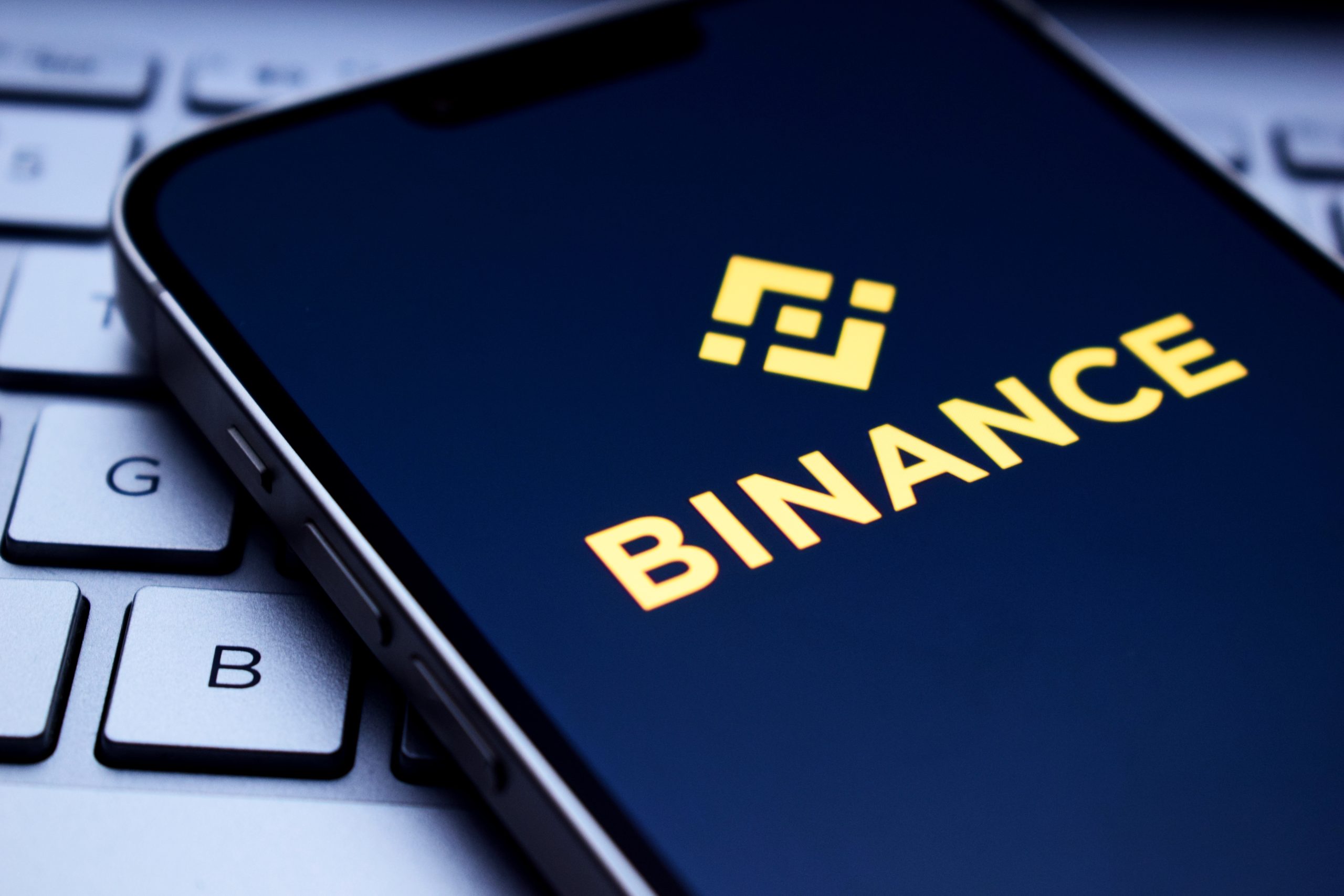 Binance-Logo auf Smartphone