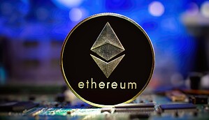 Ethereum-Münze vor einer unscharfen Platine mit blauem Licht