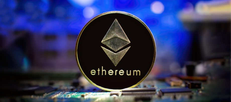 Ethereum-Münze vor einer unscharfen Platine mit blauem Licht