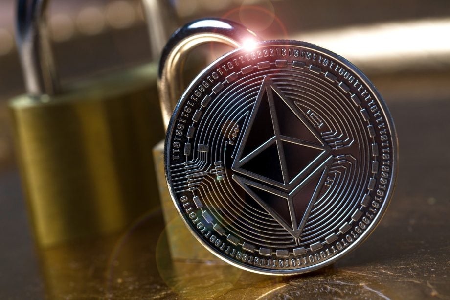Eine Ethereum-Münze vor einem Schloss