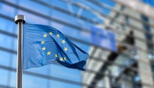 EU-Flagge vor Parlament