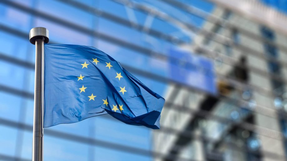 EU-Flagge vor Parlament