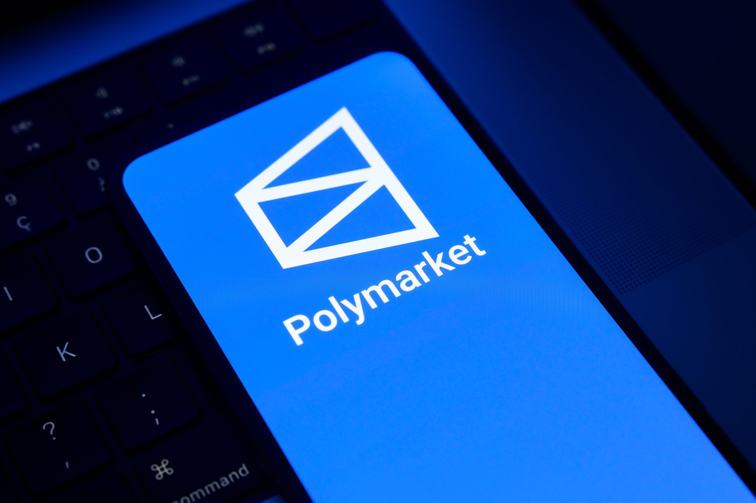 Polymarket-Logo auf einem Smartphone