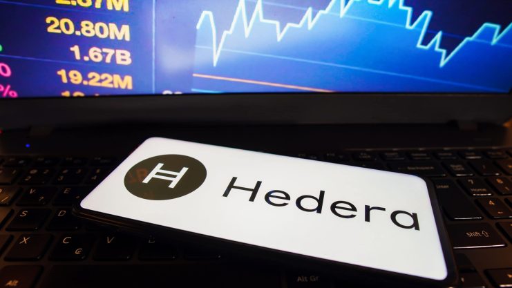 Das Bild zeigt das Hedera-Logo auf einem Smartphone